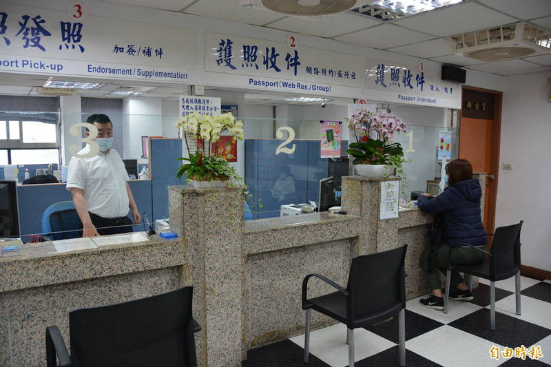 外交部東部辦事處護照辦理窗口情景,一名女士正在辦理護照,櫃台內可以看到護照辦理的標牌和工作人員。